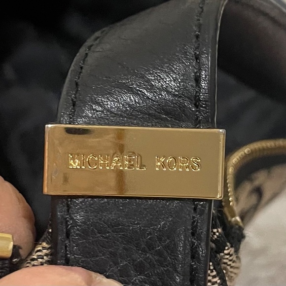 Michael Kors signature canvas large shoulder bag. - Picture 4 of 5